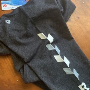 NEW beautiful 4 way stretch keeps its shape running leggings